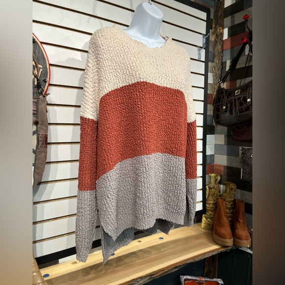 Amaryllis sweater 28” p2p - Picture 3 of 8